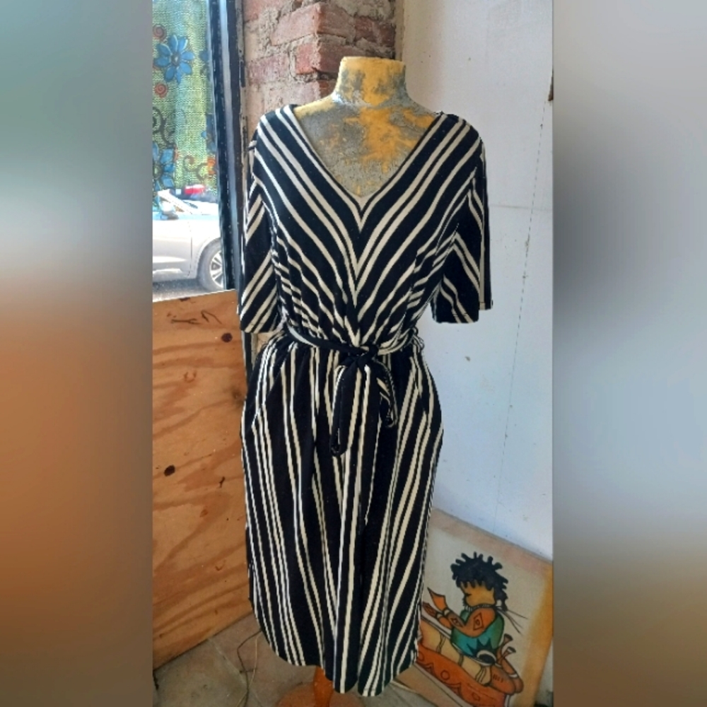 Dress V-Neck Stripped Black🖤White🤍 with Tie around the Waist